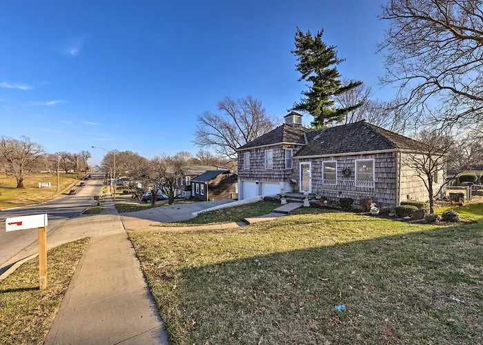 Cozy Kansas City Home W/ Yard - 9 Mi To Dtwn!