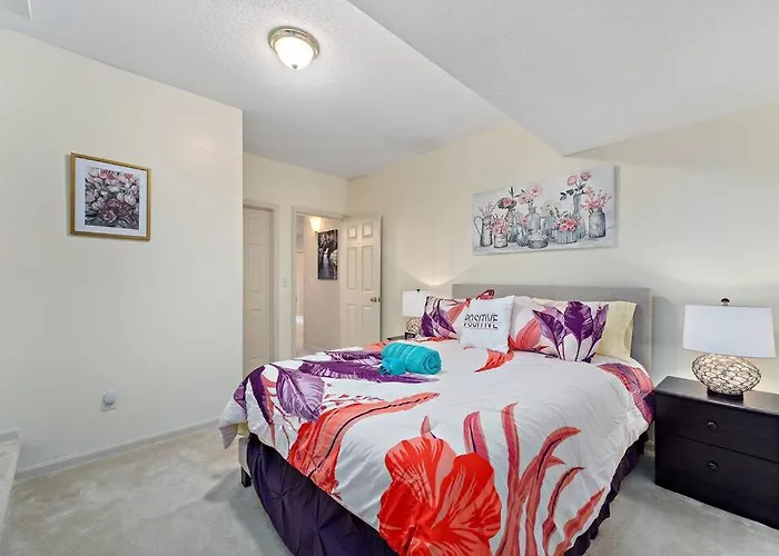 Spacious Kansas City Townhome With 2 Living Rooms Near Downtown And Mci Airport