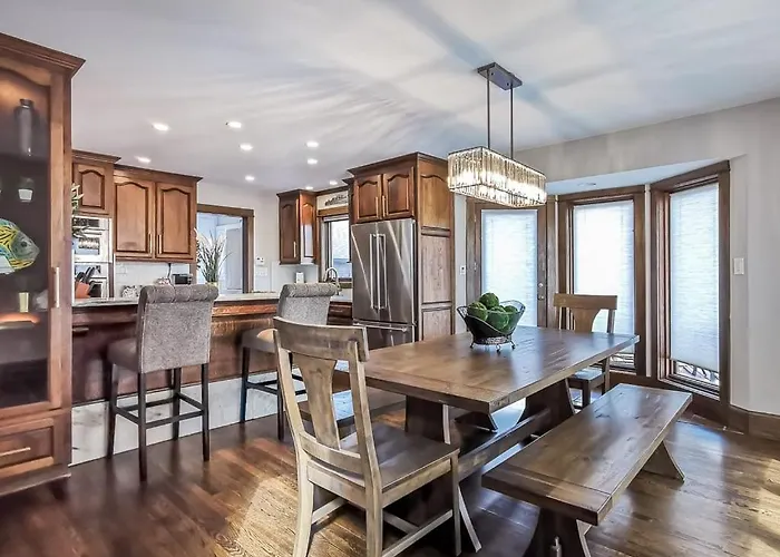 Stunning Plaza Home-Location Unbeatable-New Remodel
