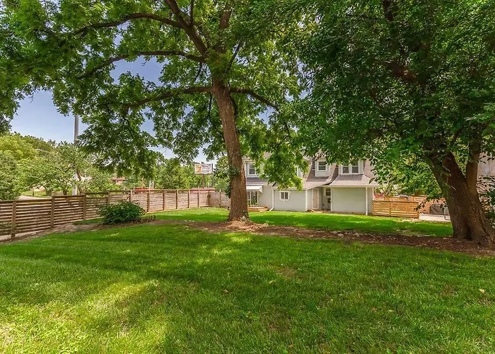 Grand Mansion: 6Br, 5.5Ba Near Top Kc Attractions