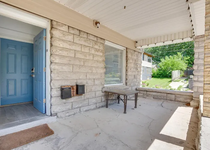 Modern 2Br Kansas City Condo Near Downtown