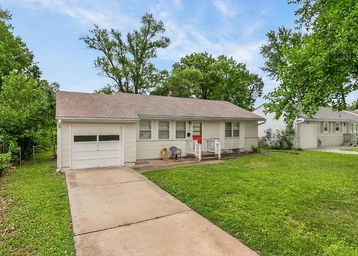 Chic Home With Huge Grassy Yard 7 Mins To Arrowhead Stadium